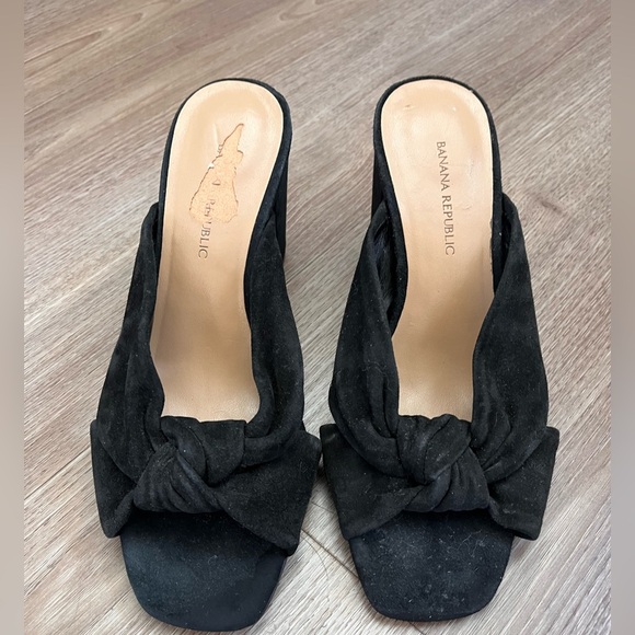 Banana Republic size 6 Black suede peep toe knot 3" block heel sandals - Picture 1 of 6